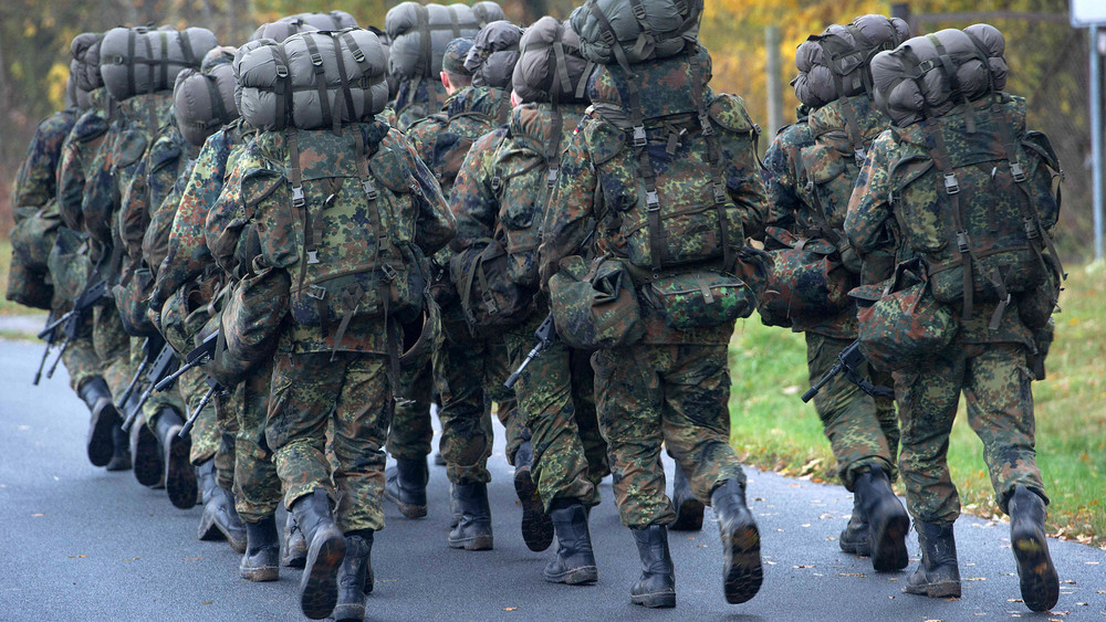 Symbolbild Bundeswehr Marsch. In Bad Kasrlshafen sorgte jetzt eine Übung der Bundeswehr für Angst bei Schulkindern.