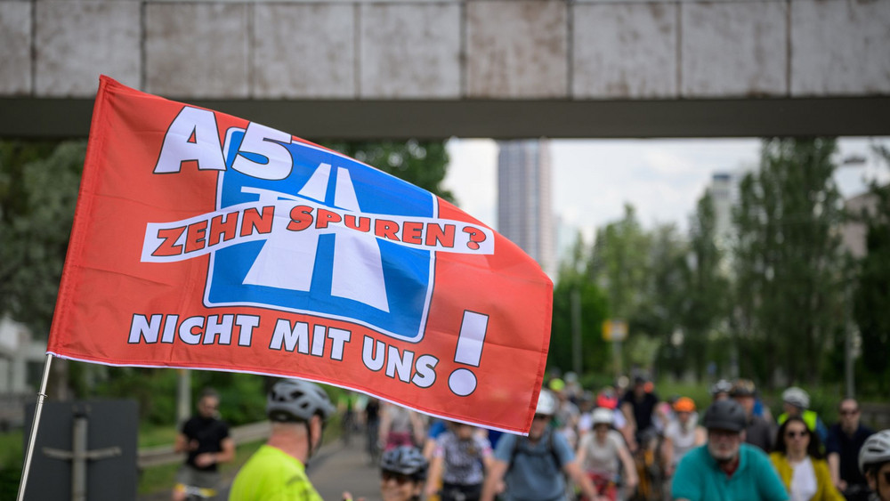 Das Bündnis «Stopp A5-Ausbau» fordert eine klare Absage an den geplanten zehnspurigen Ausbau der A5.