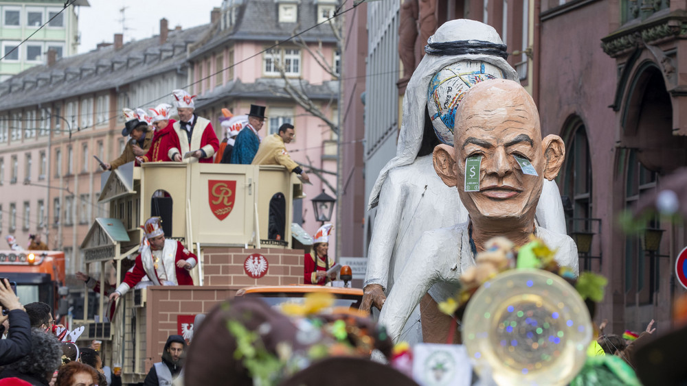 Rund 300.000 Zuschauer feiern hier den großen Frankfurter Fastnachtszug.