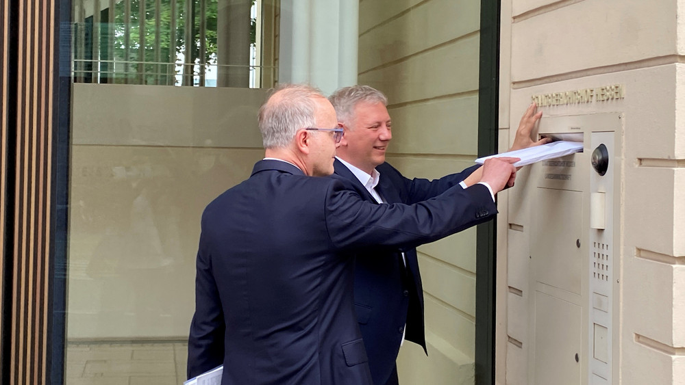 Werfen die Klage beim Staatsgerichtshof ein: FDP-Innen-Experte Moritz Promny (hinten) und der Verfahrensbevollmächtigte, Professor Martin Will.