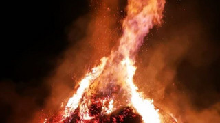 Flammen in der Nacht - Großes Osterfeuer in Solms am Schwimmbad