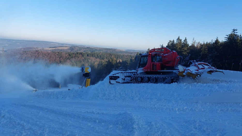 In den vergangenen Tagen wurde auf der Wasserkuppe rund um die Uhr gearbeitet, damit die Märchenwiesenabfahrt zum 1.1.2026 startklar ist.