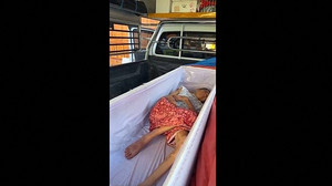 Thailändische Frau lebend im Sarg gefunden kurz vor der Einäscherung im Tempel