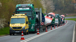Drei Schwertransporter blockieren A4-Auffahrt: Windkraft-Teile sorgen für Chaos