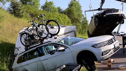 Wohnwagen kracht auf Autobahn-Leitplanke