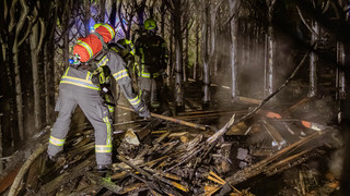 Langen: Grillfeuer greift auf Sperrmüll und Hütte über