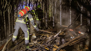Langen: Grillfeuer greift auf Sperrmüll und Hütte über