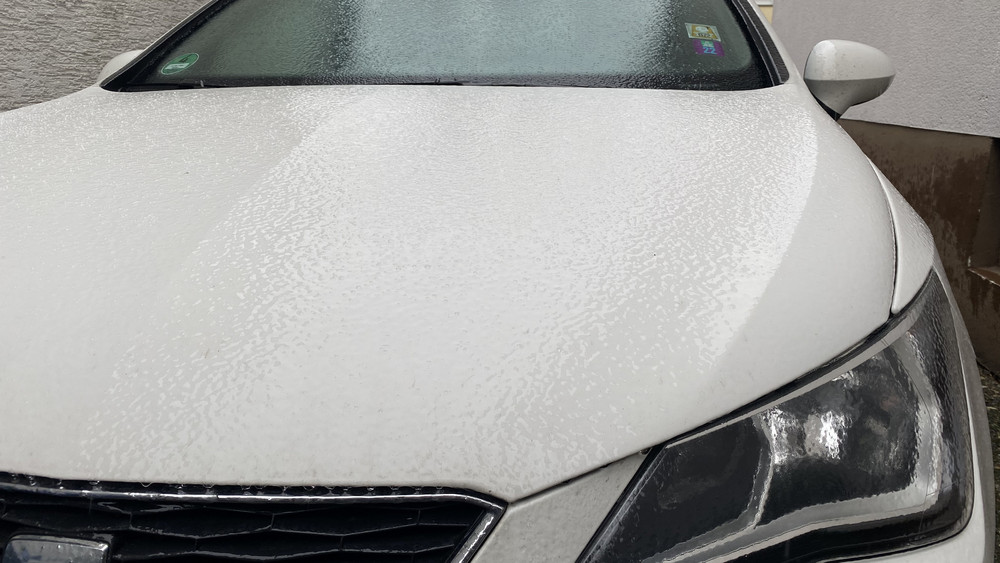 In Griesheim in Südhessen hat sich durch den Eisregen auf vielen Autos ein Panzer gebildet.