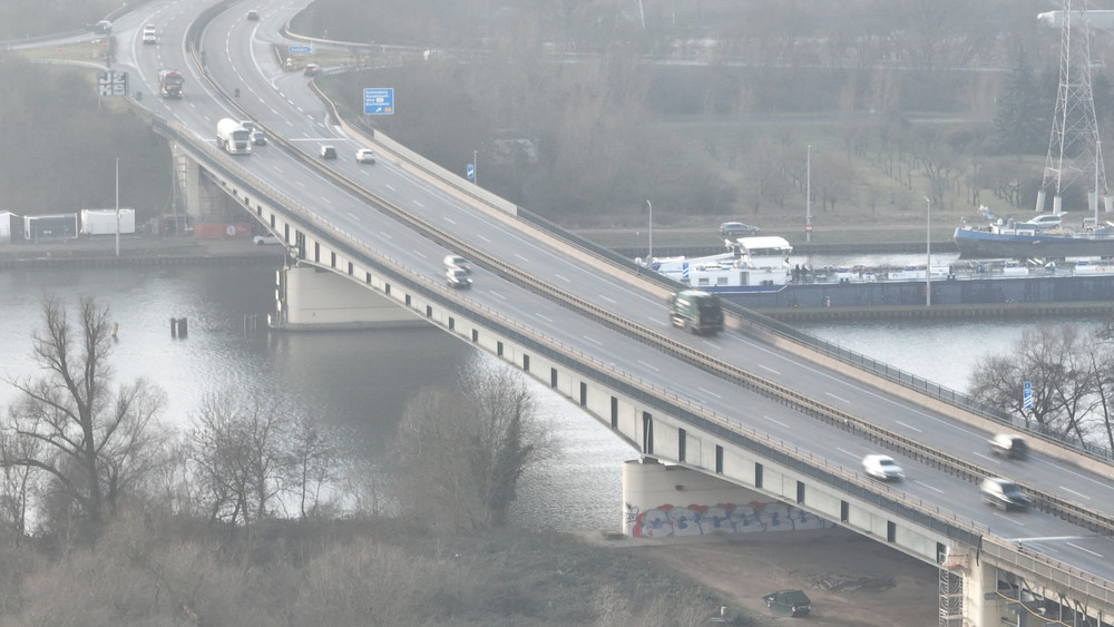 Die Mainbrücke Hochheim wird saniert (Archivbild)