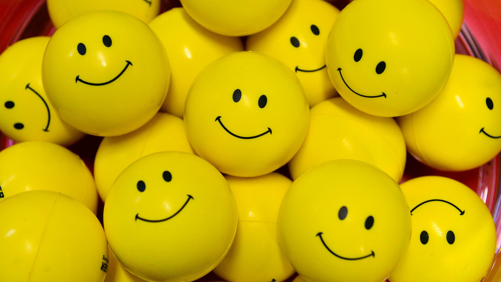 Gelbe Bälle mit fröhlichen Smiley-Gesichtern