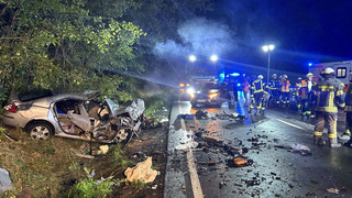 Dramatische Bilder: Frontalzusammenstoß auf B7 bei Helsa