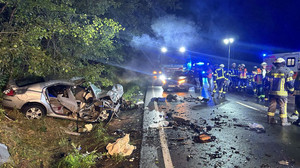 Dramatische Bilder: Frontalzusammenstoß auf B7 bei Helsa