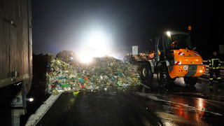 LKW-Brand auf A44 bei Kassel: Feuerwehr löscht 20 Tonnen Müll