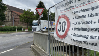 Trotz Lkw-Verbot: Über 1.000 Brummis rattern wegen Navi durch Grifte