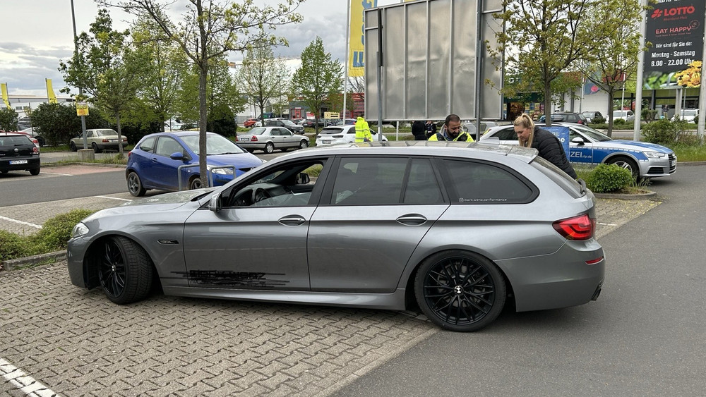 Die Polizei in Bad Kreuznach kontroliiert ein Auto auf möglicherweise illegales Tuning