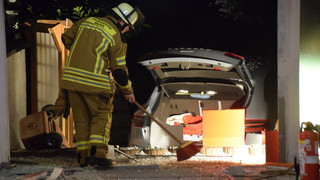 Spektakulärer Unfall in Brühl: Fahrer landet mit Porsche im Garten