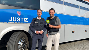 Mini-Knast auf Rädern: So läuft ein Gefangenentransport ab