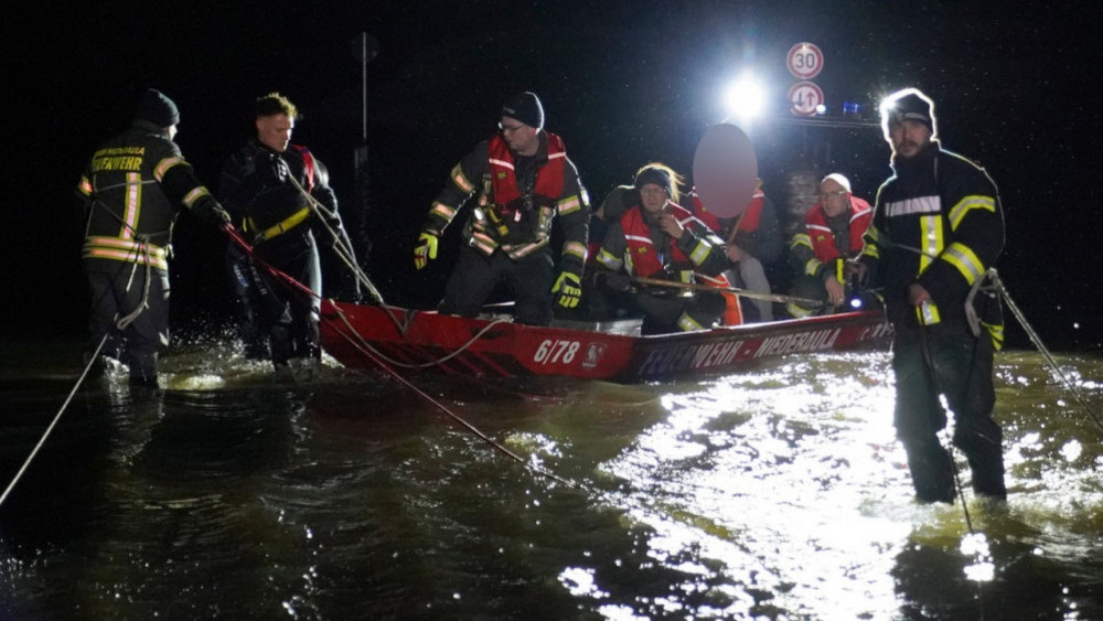 In Niederaula musste die Feuerwehr drei Personen mit einem Schlauchboot aus dem Hochwasser retten. 