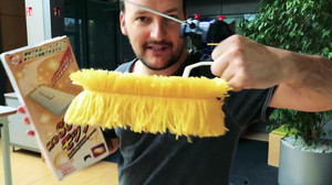 Ferngesteuerter Wischmop: FFH-Moderator Felix testet ihn