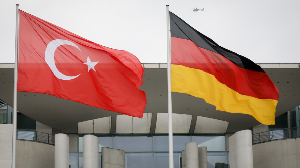 Nach sechs Jahren Haft in der Türkei kommt ein Deutscher jetzt frei. Auf dem Bild sind die Deutsche und die Türkische Flagge zu sehen.