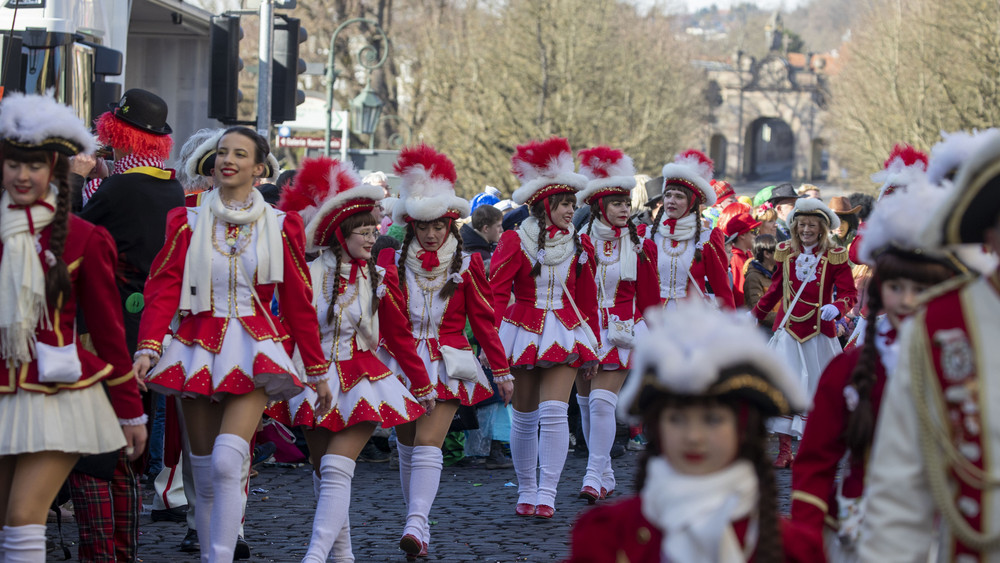 Funkenmariechen nehmen an Hessens größtem Faschingsumzug in Fulda teil.