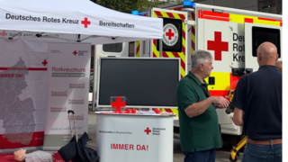 DRK klärt auf Gutenbergplatz in Mainz über Erste Hilfe auf