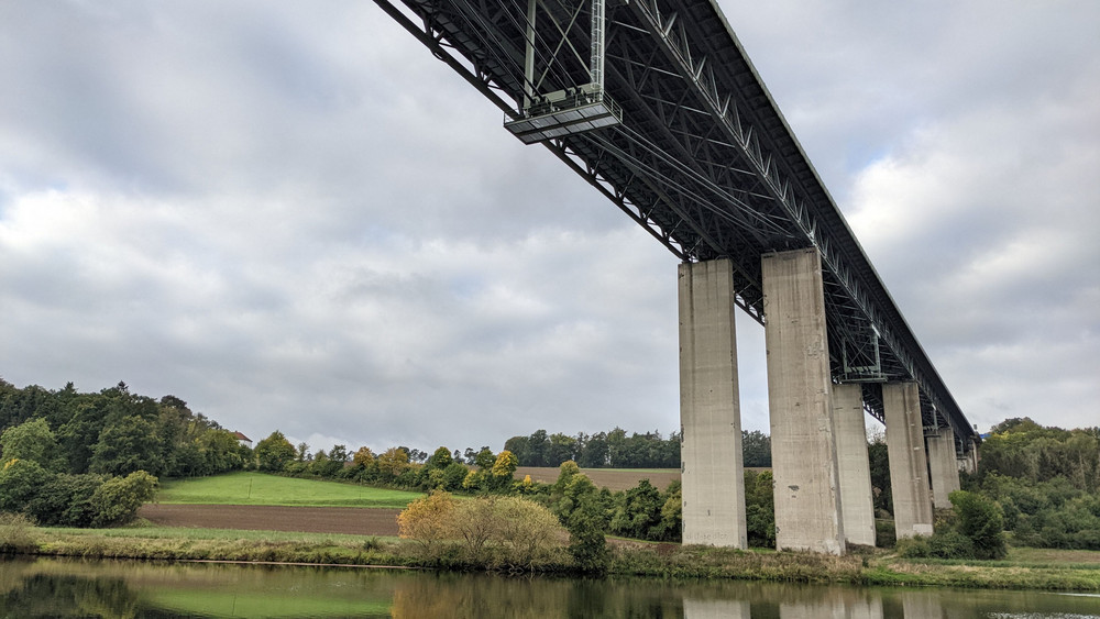 Die Bergshäuser Brücke entlang der A44 bei Kassel ist marode. Aktuell laufen die Planung für einen Neubau. An diesem Monat hat das Anhörungsverfahren begonnen.