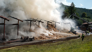 800 Strohballen in Flammen: Großeinsatz in Willingen