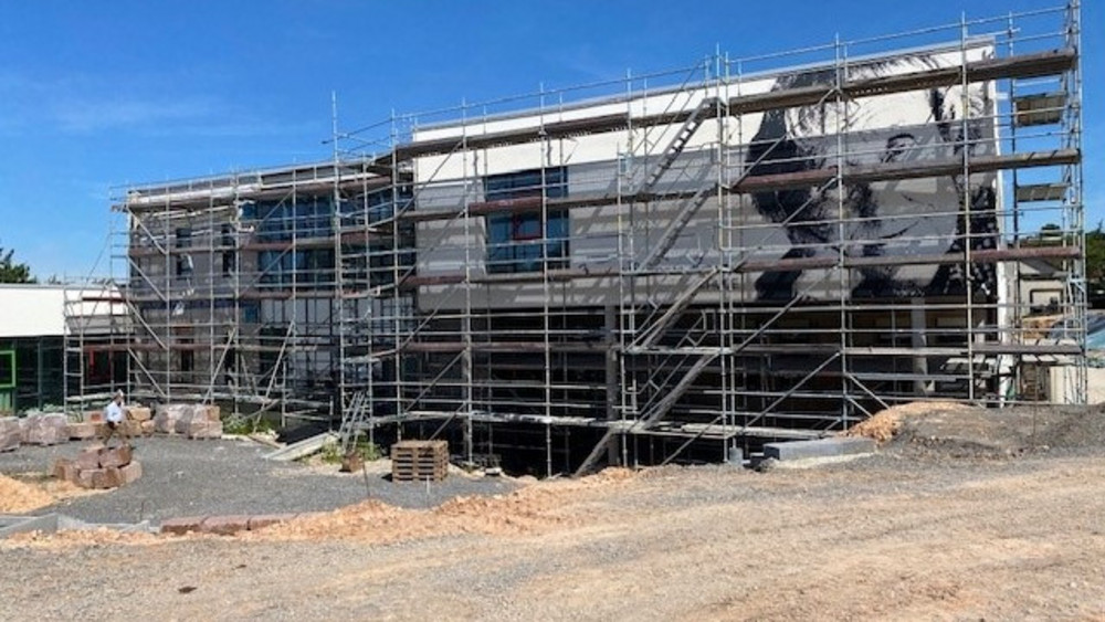 Noch Baustelle: Die Astrid-Lindgren-Grundschule in Neukirchen wird nicht wie geplant zum Ende der Sommerferien fertig. Ob es zu den Herbstferien klappt, ist noch offen.