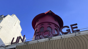 Mühlrad des Pariser Cabarets Moulin Rouge stürzt ab