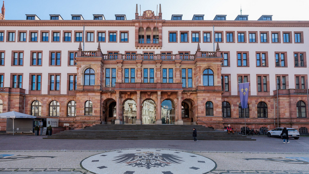 Hessens Städte stöhnen unter hohen finanziellen Belastungen und fordern strukturelle Veränderungen vom Bund (Symbolbild)