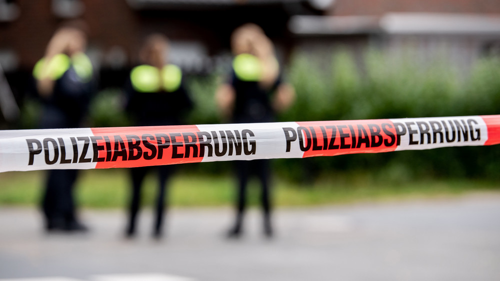 Ein 58-jähriger Mann tötet nach einem Streit mit seiner Ex-Frau mutmaßlich seine Tochter (Symbolbild).