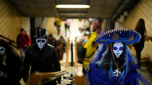 Tausende nehmen an Santiagos jährlichem Zombiewalk teil und feiern Horror und Kunst