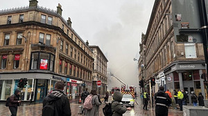 Großbrand nahe Bahnhof Glasgow Central legt Bahnverkehr weitgehend lahm
