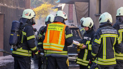 Sirenen schrillen in Kerzell - riesige Rauchsäule - Autobrand schlägt auf Fassade