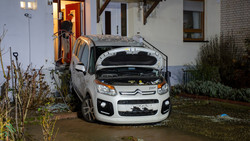 Parkversuch missglückt: Auto steckt rückwärts im Hauseingang