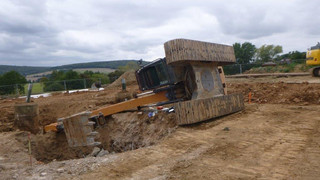 Bagger kippt in Körle auf die Seite: 21-jähriger Fahrer verletzt