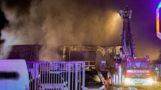 Bürger befürchten Schießerei: Laute Explosionen bei Großbrand in Lich