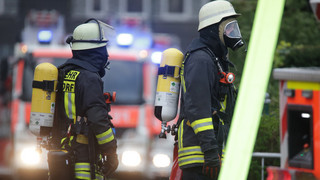Feuer in Wiesbaden: Mülltonnenbrand verletzt fünf Feuerwehrleute