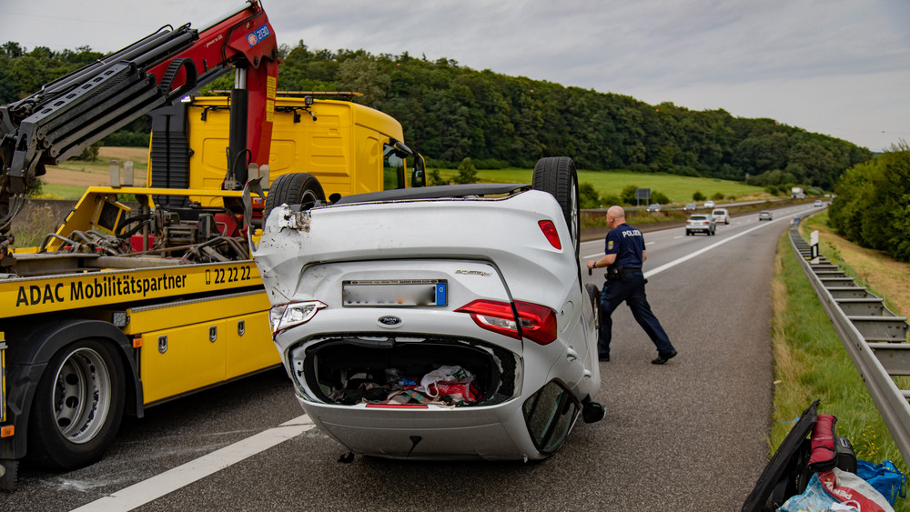 Ein Auto hat sich bei einem Unfall auf der A5 bei Homberg (Ohm) überschlagen.