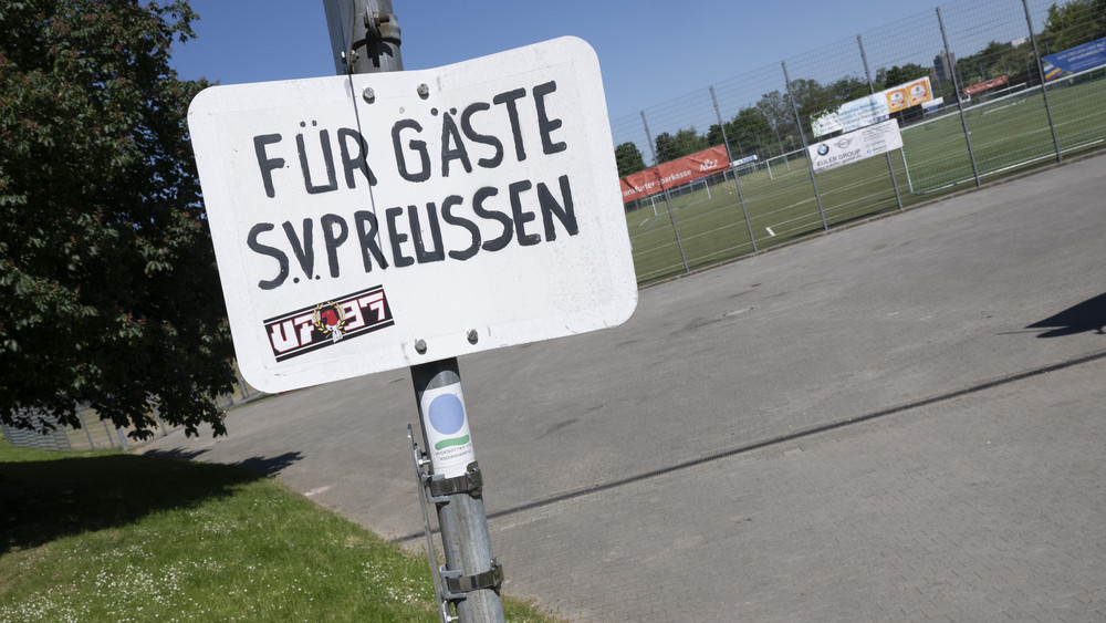 Der Fußballplatz von Viktoria Preußen in Frankfurt wurde zum Tatort, an dem ein 15-Jähriger durch einen Faustschlag ums Leben kam.