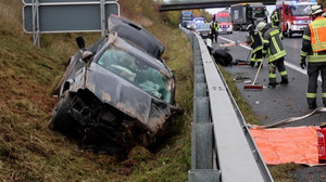 Zeitweise Vollsperrung - Pkw über Leitplanke geschleudert