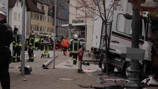 Schrecklicher Lkw-Unfall in Schramberg: Mutter und Kleinkind sterben