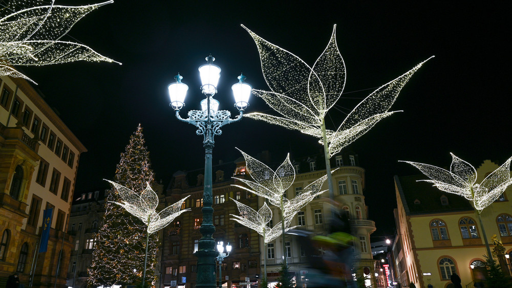 Über dem Sternschnuppenmarkt glitzern wieder die großen Wiesbadener Lilien