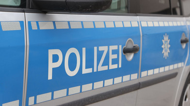 Auto überschlägt sich in Frankfurt: zwei Verletzte