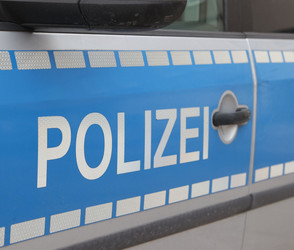 Auto überschlägt sich in Frankfurt: zwei Verletzte