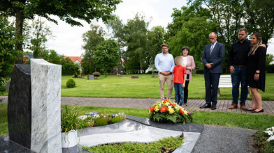 Merz besucht Grab von Walter Lübcke