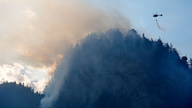 Bergwald in den Chiemgauer Alpen brennt im Gipfelbereich