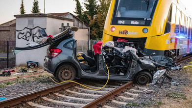 Auto von Zug erfasst - Frau in Reichelsheim in Lebensgefahr