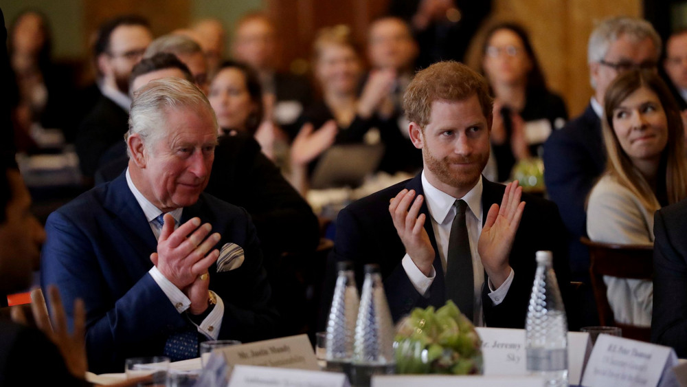 Der heutige König Charles und Prinz Harry (r.)